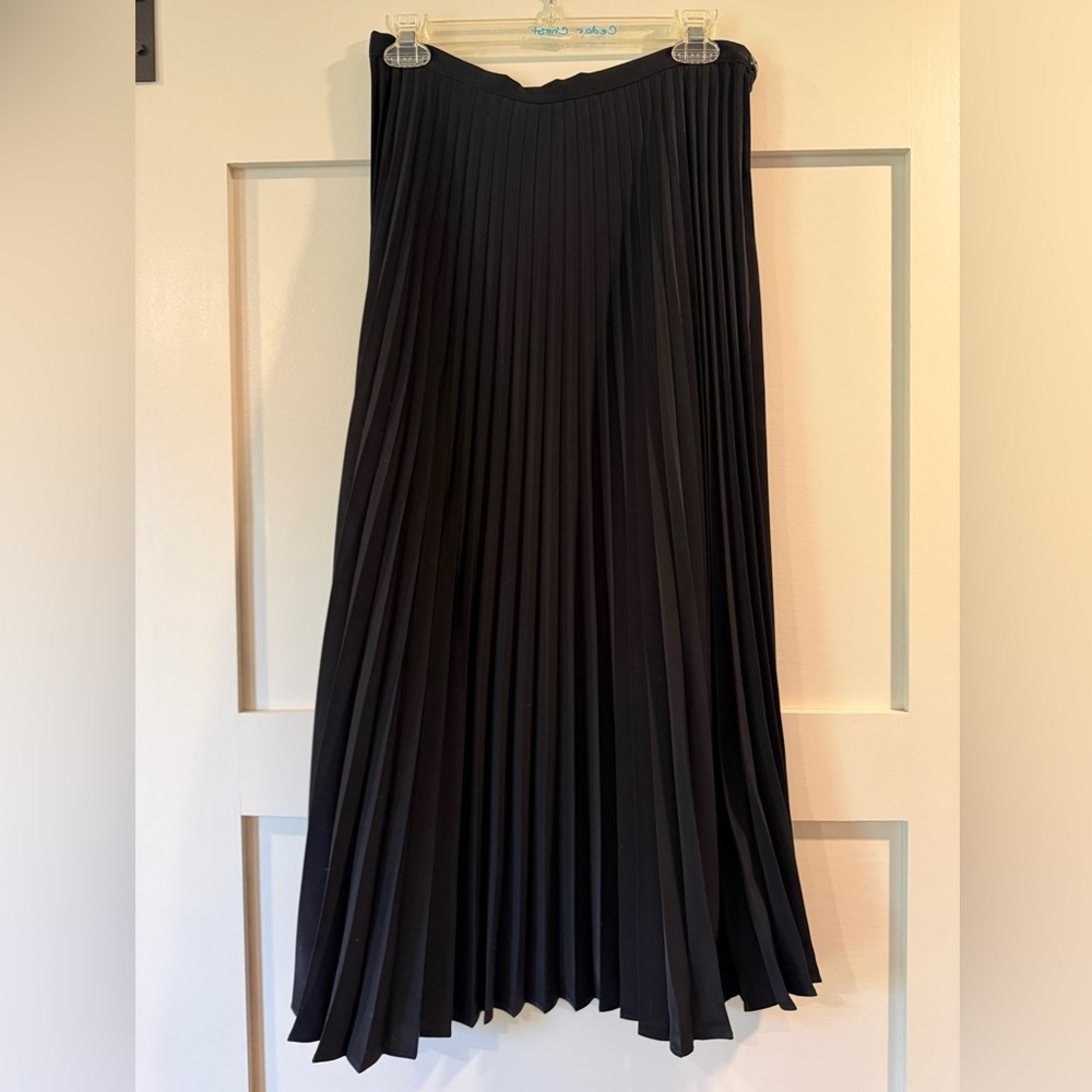 Womens Black Pleated Skirt - Classic Style